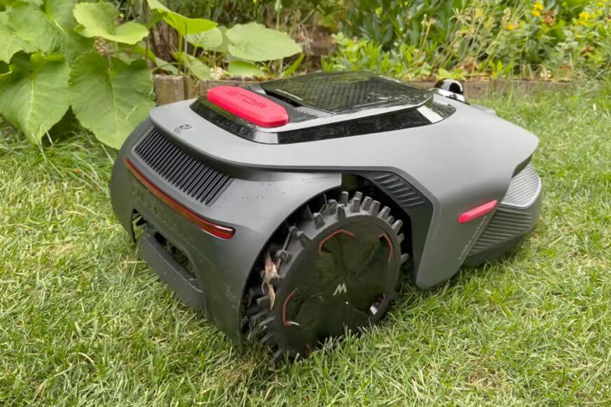 MOVA LiDAX Ultra 1000 mit groben Offroad-Reifen bewältigt einen steilen Hangabschnitt im Garten